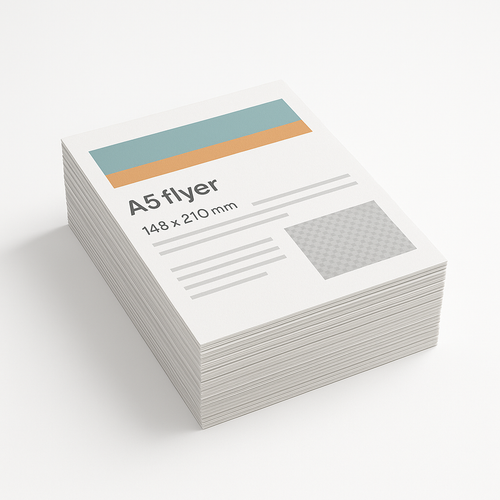 Stapel A5 flyers 148 x 210 mm op een witte achtergrond