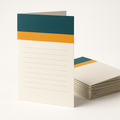 Gevouwen A4-folder rechtop, half open, met een nette stapel folders erachter op witte achtergrond