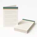 Folders A5 gevouwen, staande half-open folder met een stapel folders op een witte achtergrond