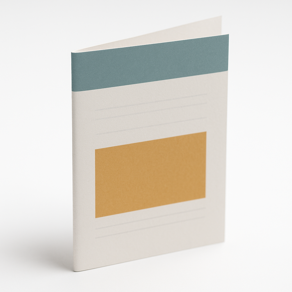 Detail van de vouw van een A6 folder, papierdikte zichtbaar