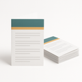 Gevouwen A6 folders, staand en gestapeld, full colour op wit