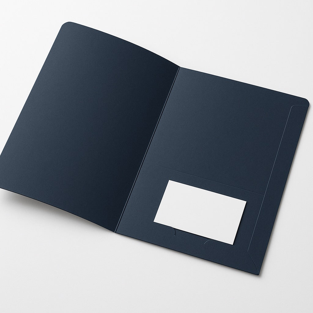 Presentatiemap A4 open, donkerblauw mat, visitekaartje in de sleuven van het insteekvak